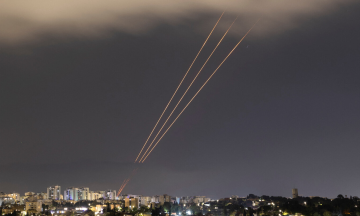 Іран атакував Ізраїль сотнями ракет і дронів. Буде нова війна на Близькому Сході? І чи допоможе це Конгресу США (нарешті) погодити допомогу Україні? Розповідаємо ключове про атаку