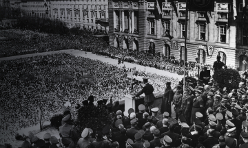 86 років тому нацисти узаконили анексію Австрії на «референдумі». Згадуємо про перше загарбання Гітлера, на яке світ заплющив очі, а згодом пошкодував (так, історія римується)