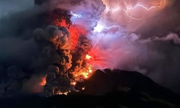 The Ruang volcano is erupting in Indonesia. More than 11 000 people are being evacuated