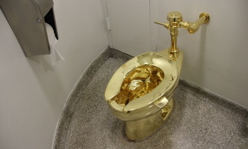Золотий, але не батон Януковича — на аукціоні у США продали унітаз із чистого золота за $12 мільйонів