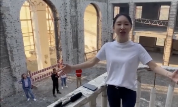 У Маріуполі китаянка заспівала «Катюшу» на руїнах драмтеатру. МЗС вимагає пояснень від Китаю