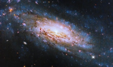 Прожерливу чорну діру й яскраві спіральні рукави показав на новому зображенні телескоп «Хаббл»