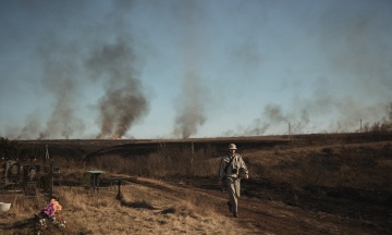 «Найважливіше на місці обстрілу — людина». Фотограф Георгій Іванченко третій рік документує війну. Ми поговорили про роботу в Бахмуті, першу зустріч зі смертю і чи можна фотографувати загиблих