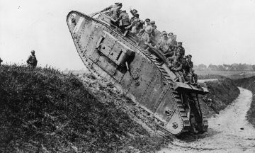 106 років тому відбувся перший танковий бій. Згадуємо, як танки зʼявились під час Першої світової (не без допомоги Черчилля) і після кількох невдач переломили її хід — історія в архівних кадрах