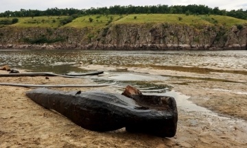 After the Dnipro River became shallow, a thousand-year-old oak boat was found on the banks of Khortytsia