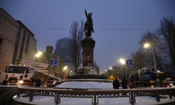 The monument to Mykola Shchors is being dismantled in the capital