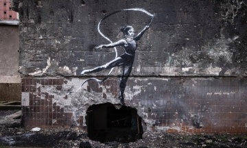 A house with one of Banksyʼs graffiti is being demolished in Irpen. The drawing will be saved