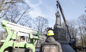 A monument to Soviet general Mykola Vatutin was demolished in Kyiv