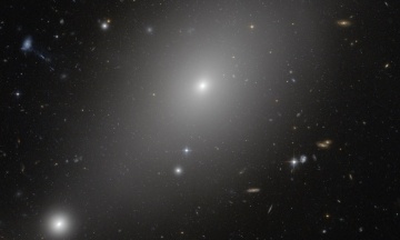 «Хаббл» демонструє величезну еліптичну галактику протяжністю в мільйон світлових років