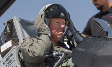Очільник ВПС США політав на винищувачі F-16, яким кермував штучний інтелект