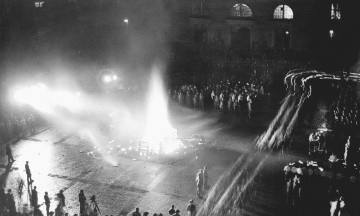 Росіяни спалюють неугодні режиму книжки. Із цього починали нацисти 91 рік тому, а потім влаштували масові репресії та Голокост. Згадуємо, як це було, — в архівних фото і відео