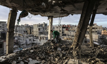 У Міжнародному суді ООН Ізраїль доводить, що війна в Газі — це не геноцид. Для цього влада розсекретила військові документи. Це несподіваний хід і, можливо, дороговказ для росіян — переказ NYT 