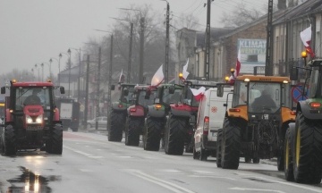 A general strike of farmers began in Poland. Hunters joined them