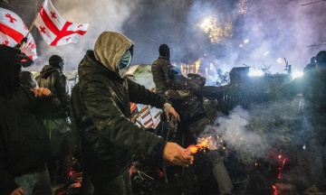 Грузинів бʼють, стріляють у них гумовими кулями й розганяють водометами з водою, що лишає опіки. Бліц з журналістом із протестного Тбілісі