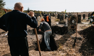 ”The whole village disappeared. As if there was no one.” A Russian missile killed 52 people in Hroza. A report from a village where everyone has lost someone