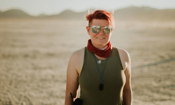 Українська американка Алла Лопаткіна починала у США касиром, а тепер збирає мільйони доларів для фронту, переконує конгресменів підтримувати Київ і запалює (у прямому сенсі) на Burning Man — інтервʼю