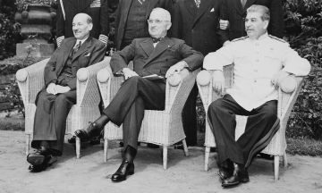 79 years ago, at the Potsdam conference, the West was supposed to determine the future of the world after the WWII. But Stalin outsmarted everyone. A story about a victory stolen by the Kremlin (yes, weʼre hinting)