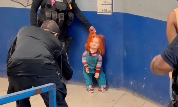 У Мексиці поліція скувала в наручники «ляльку-демона» Чакі