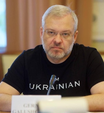 <p><em>«Там різні люди платили, перший рік платив хрещений батько, потім інша людина. У мене багато кумів, вони всі заможні». </em></p>