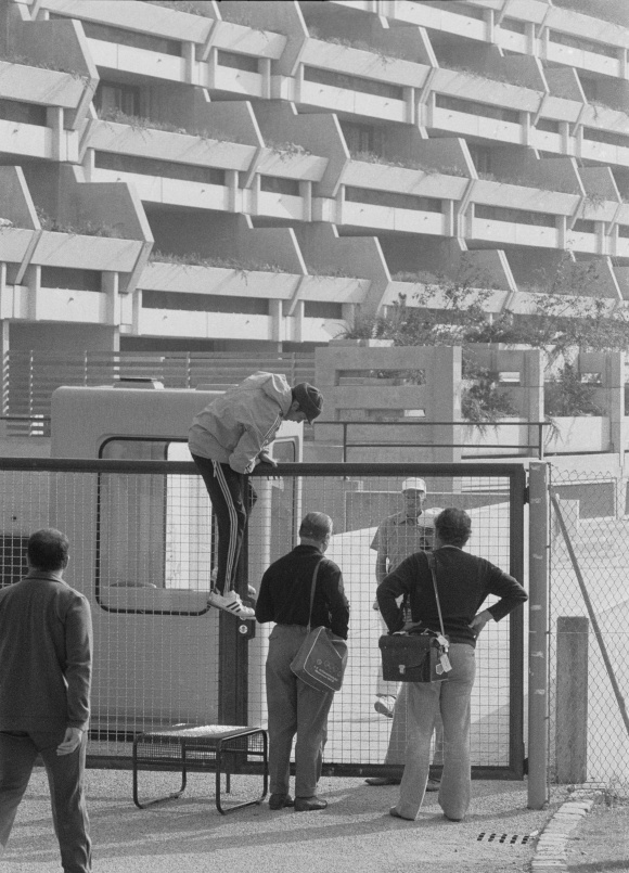 Спортсмен перелізає через огорожу в Олімпійському селищі в Мюнхені, вересень 1972 року.