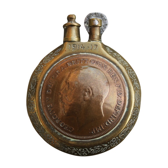 Запальничка часів Першої світової війни, зроблена з гільзи та британської монети в один пенні.