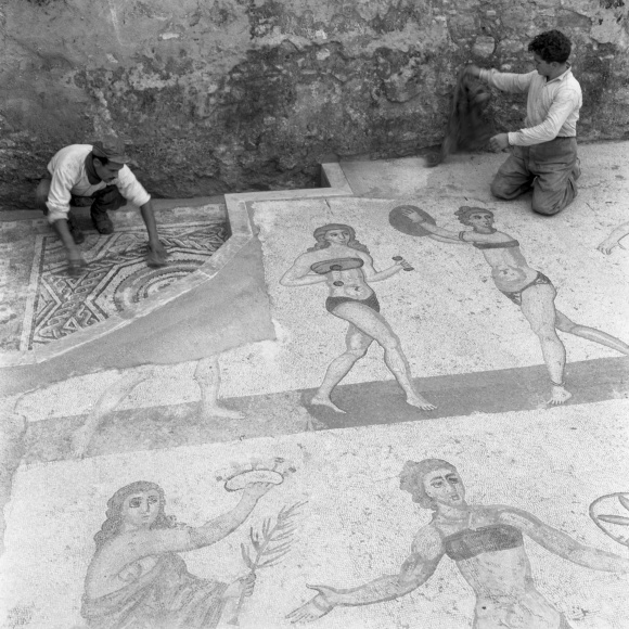 Розкопки давньоримської мозаїки з «дівчатами в бікіні» на Сицилії, 1954 рік.