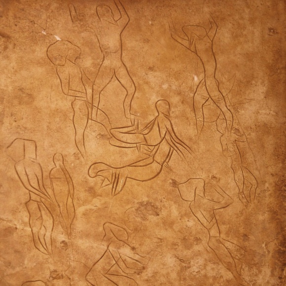 Наскельний малюнок, знайдений у 1952 році в печері Аддаура на Сицилії, датується 9 600—5 000 роком до нашої ери. Його першовідкривач Джоле Бовіо Марконі трактує дві чоловічі фігури в центрі як один з найдавніших відомих гомоеротичних образів.