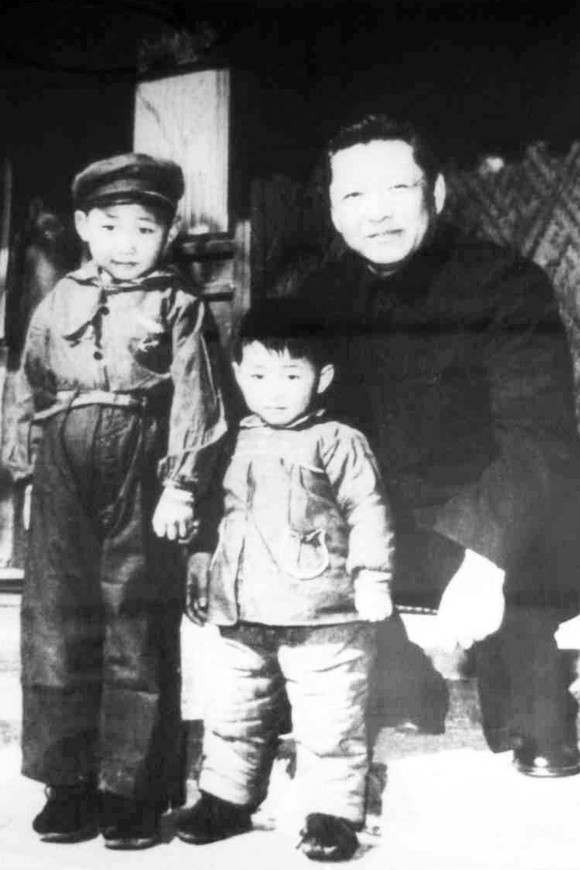 Пʼятирічний Сі (ліворуч) з батьком, 1958 рік.