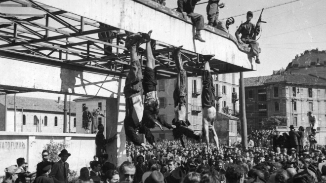 78 років тому диктатор Беніто Муссоліні разом із коханкою намагався втекти з Італії. Їх спіймали та розстріляли, а тіла віддали на глум натовпу (так, ми знову натякаємо) — історія в архівних фото