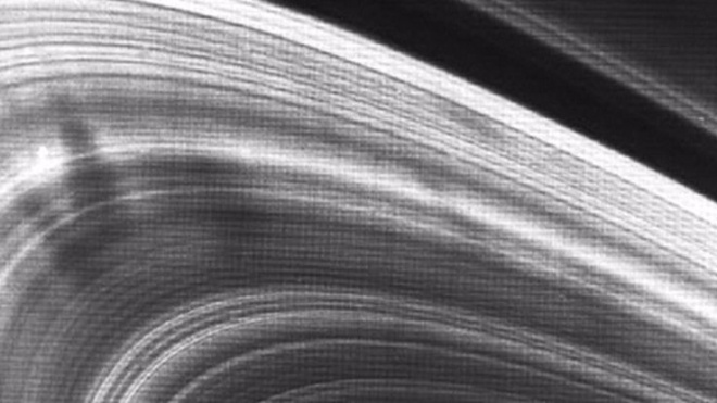 Телескоп Hubble зафіксував на кільцях Сатурну плями невідомого походження