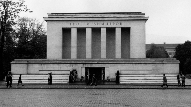 24 роки тому в Софії з пʼятої спроби зруйнували мавзолей «болгарського Леніна» Георгія Димитрова, а місце залили бетоном. Згадуємо історію комуністичної святині — в архівних кадрах