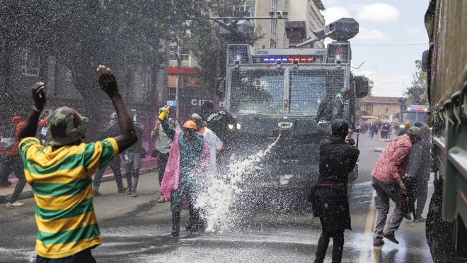 У Кенії протестувальники штурмували парламент, поліція відкрила по них вогонь. Є загиблі, парламент палає