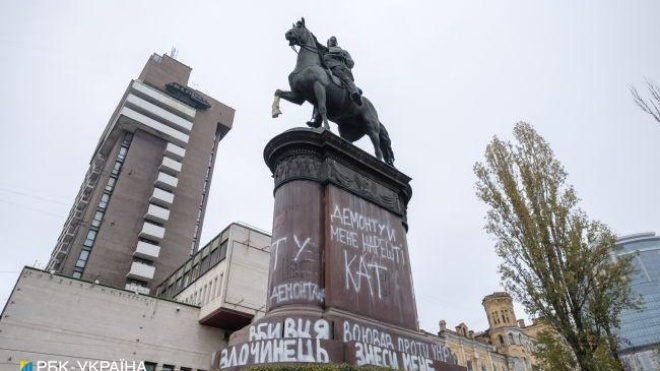 The government allowed the dismantling of monuments to Pushkin, Shchors and a number of other figures
