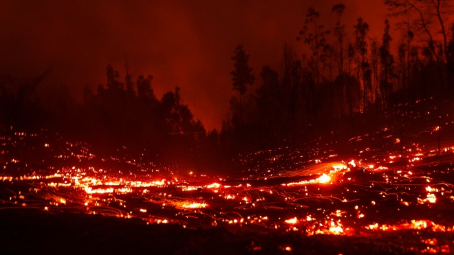 Чилі охопили сотні пожеж — палають ліси, гинуть люди та врожай. Ми відібрали 10 фото, які лякають і одночасно заворожують 