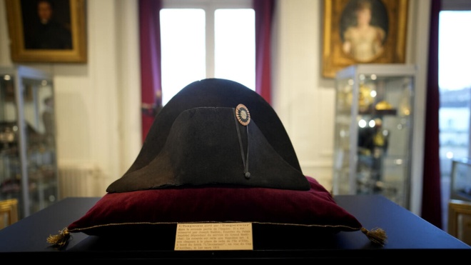 У Парижі на аукціоні продали капелюх Наполеона за €1,9 мільйона
