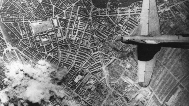 У розпал Другої світової британці обернули проти німців їхню тактику бомбардування міст. Згадуємо, як палали Кельн, Гамбург, Берлін і Дрезден, а люди горіли живцем (і, звісно, натякаємо)