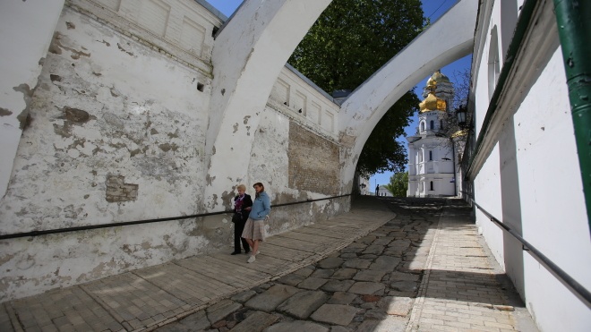 For thirty years, the Moscow Patriarchate demolished monuments in the Kyiv Pechersk Lavra, built hotels and shops there. Telling about it was forbidden. Hereʼs a photo report about new dwellings in the UNESCO Heritage site