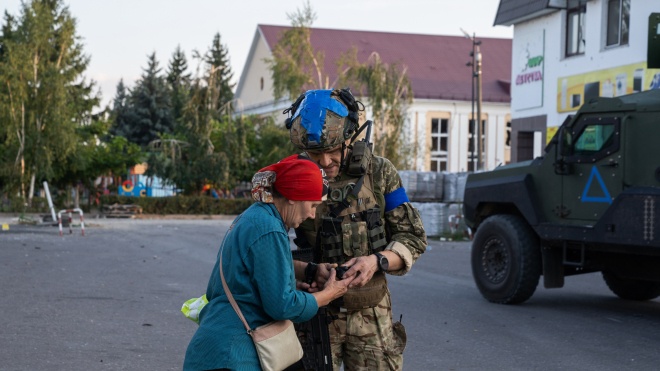 Суджа під контролем ЗСУ — у 14 фотографіях. Українські військові та російські цивільні у завмерлому місті