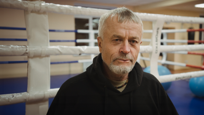 Тренер Володимир Кириченко майже 40 років виховує боксерів у рідному Ізюмі. Він зберіг зал від росіян в окупації і знову чекає дітей на тренування. Історія, яка (нарешті!) дає надію