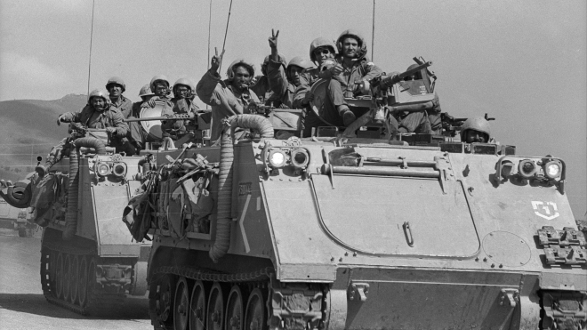 50 років тому Ізраїль виграв війну Судного дня проти Єгипту і Сирії. Ця перемога стала поразкою для премʼєрки Голди Меїр і дипломатичним тріумфом для єгиптян — історія в архівних кадрах