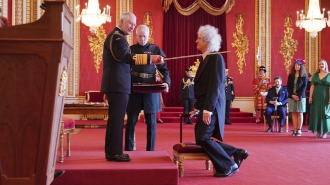 Король Великої Британії Чарльз ІІІ посвятив у лицарі гітариста Queen Браяна Мея