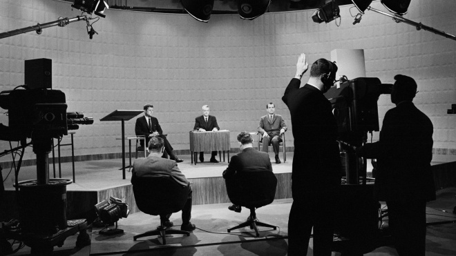 63 роки тому в США пройшли перші теледебати кандидатів у президенти Ніксона і Кеннеді. Тоді ж усі зрозуміли — зовнішність має значення, а гарний костюм може змінити майбутнє країни