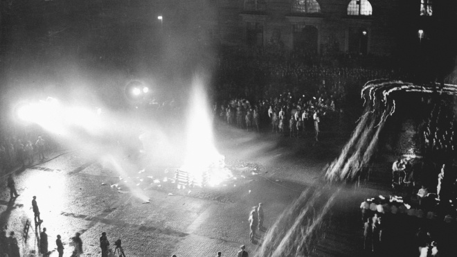 Росіяни спалюють неугодні режиму книжки. Із цього починали нацисти 90 років тому, а потім влаштували масові репресії та Голокост. Згадуємо, як це було, — в архівних фото і відео