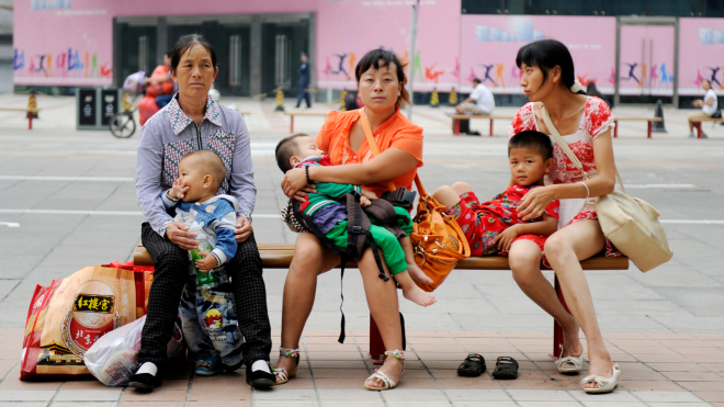 Китай роками проводив політику однієї дитини, а тепер щосили переконує народжувати більше. Але пізно — жінкам уже не до цього, і жодна пропаганда не працює. За матеріалом WSJ