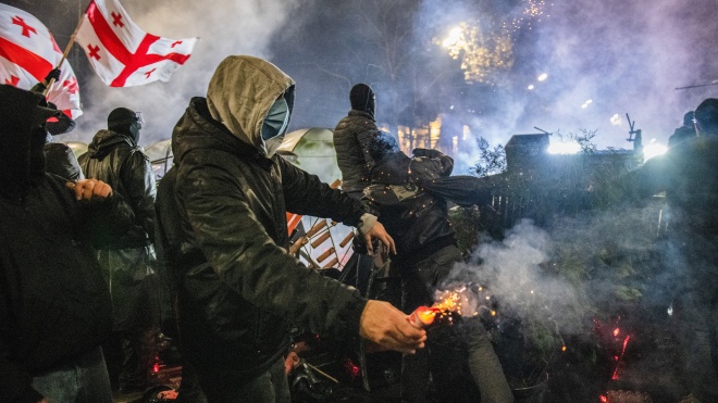 Грузинів бʼють, стріляють у них гумовими кулями й розганяють водометами з водою, що лишає опіки. Бліц з журналістом із протестного Тбілісі