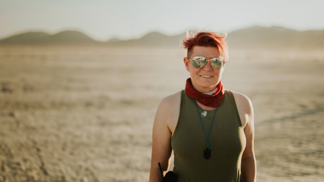 Українська американка Алла Лопаткіна починала у США касиром, а тепер збирає мільйони доларів для фронту, переконує конгресменів підтримувати Київ і запалює (у прямому сенсі) на Burning Man — інтервʼю