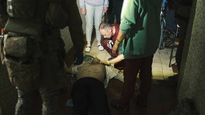Медики та волонтери евакуюють людей з Харківщини під постійними обстрілами. Іноді рятувати доводиться самих лікарів — ексклюзивний фоторепортаж «Бабеля»