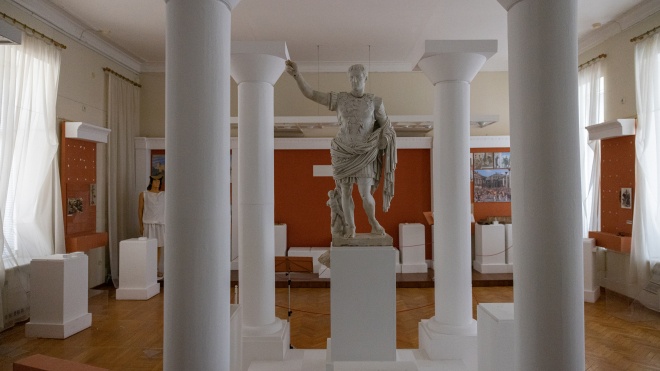 Росія розграбувала музеї Херсону й вивезла цінні експонати в Крим. «Бабель» реконструював злочин у дійових особах і деталях та розказує, що робити далі