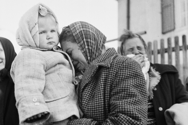 Угорські біженці плачуть після перетину австрійського кордону, 16 листопада 1956 року.