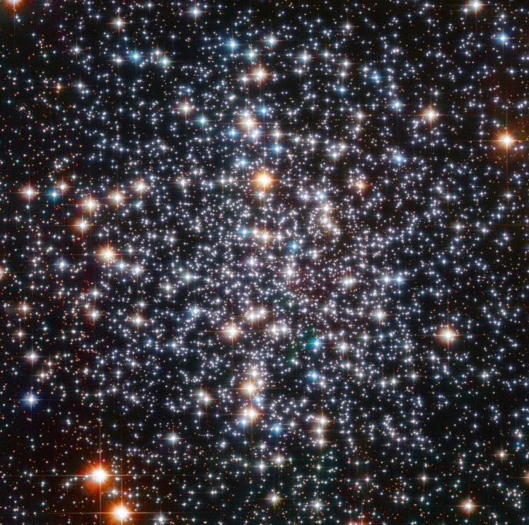 Зображення з Hubble зоряного скупчення Мессьє 4, в центрі якого, найімовірніше, ховається чорна діра.